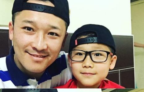 Жүжигчин Тэмка хүүгээрээ гангарлаа