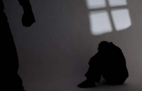 Зургаан настай эрэгтэй хүүхдийг төрсөн эцэг нь хүчирхийлжээ
