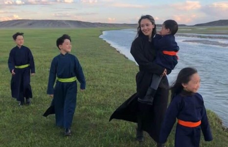 О.Содбилэгийн өнөр бүл хаагуур зугаалж явна