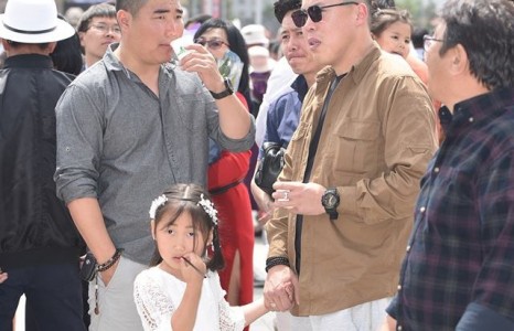 “Сайн аав” Ж.Алтаншагай охинтойгоо явна