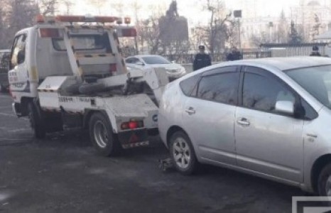 Согтуу жолооч Төрийн ордон руу дайрч оржээ