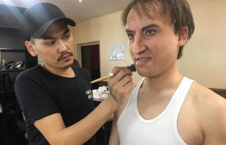 “Яг түүн шиг” шоунд оролцогчдын нүүр хувиргалтын зургуудаас