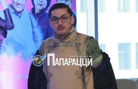 Жүжигчин Бэки үндэсний хувцсаа Мода болгов