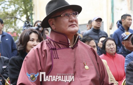 Алдсан эхнэрээ ардаа хийж аргалсан л аварга даа...