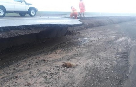 Даланзадгадаас Баяндалай хүрэх чиглэлийн хатуу хучилттай замд эвдрэл гарчээ