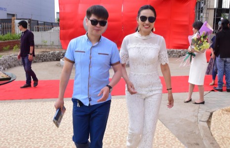 П.Сэрдамба  сексирхүү эхнэртэйгээ...