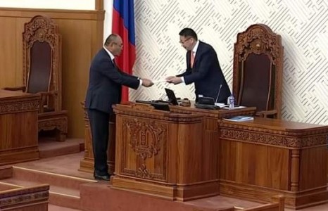 Засгийн газрыг яаралтай огцруулах шаардах бичгийг УИХ-ын даргад хүргүүллээ