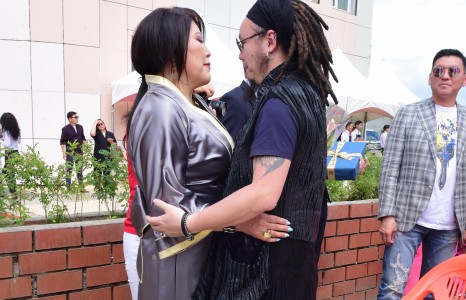 Поп Сараа Никитон Баачка хоёрын дотно учрал