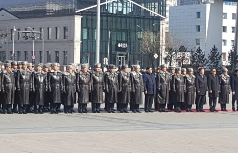 Их жанжин Д.Сүхбаатарын хөшөөнд цэцэг өргөж, хүндэтгэл үзүүллээ