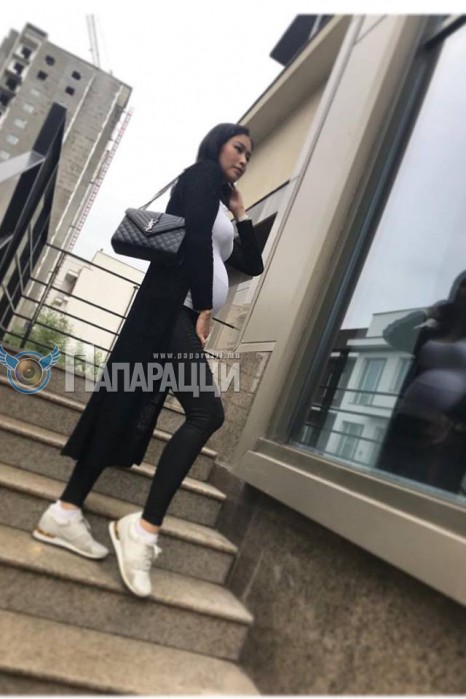 Алдарт Топ Пүрэвсүрэн алдарт эхийн одонгийн хүүхдээ тээж явна.