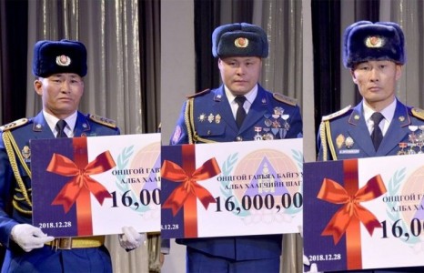 САЙХАН МЭДЭЭ: 1200 гаруй хүний амь аварсан 3 алба хаагчийг 16 сая төгрөгөөр урамшууллаа