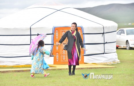 Дуулианы трэнд Э.Чулуунчимэг охинтойгоо наадамлажээ