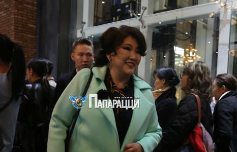 Поп дива Б.Сарантуяа өнгө ялгарч явна