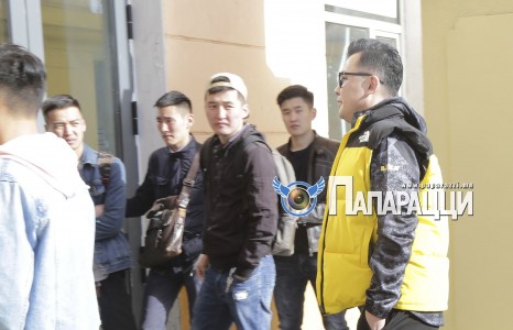 Хөтлөгч Ууганаа хүүхдүүдээс үл ялгарна