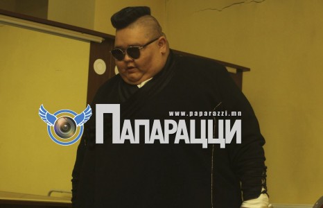 Ноён Бондгор Приусны үнэтэй гутлаар гангарч явна