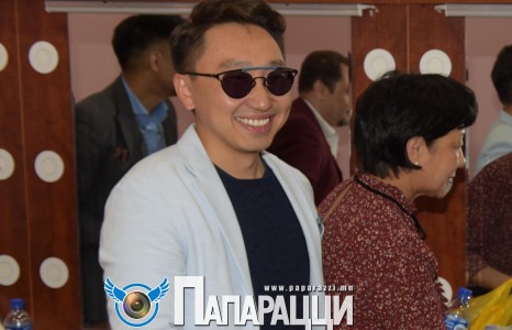 Дуучин Б.Хонгор халтуураа хийсээр явна