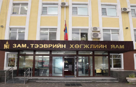 ЗАМ ТЭЭВРИЙН ЯАМНЫ ДАРГА НАР НЭГИЙНХЭЭ АМИНД ХҮРЧЭЭ