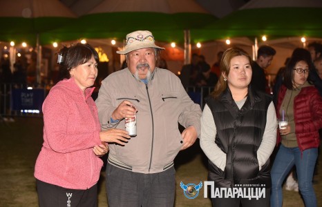 Нэрт найрагч Ү.Хүрэлбаатар гэргийтэйгээ пиво ч хуваана...