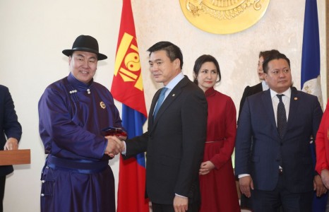 Төрийн дээд одон медаль гардууллаа