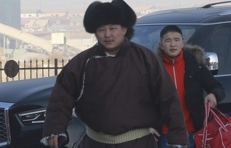 Муу нэрт, луу данст аварга их гарын жийпээрээ гангарч явна