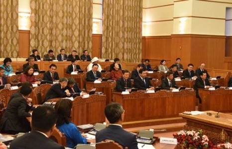 Чуулган: Ерөнхийлөгчийн өргөн барьсан хуулийг хэлэлцэж байна