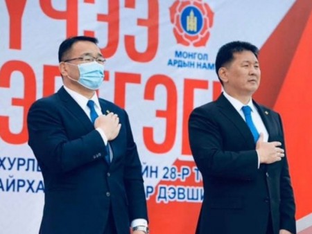 News Paparazzi: Ерөнхий сайд У.Хүрэлсүх, УИХ-ын гишүүн Д.Сумъяабазартай “гар зөрүүлсэн” үү