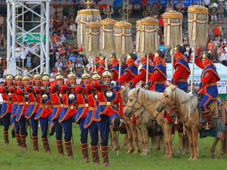 Үзэгчгүй 3 тэрбумын үнэтэй наадамд УИХ, ЗГ-ын гишүүдийг наадмын талбайд оруулахгүй гэж мэдэгдсэн байна.