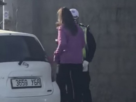 News paparazzi: Урсгал сөрж, цагдаагийн алба хаагчийн биед халдсан жолоочийг 2.9 сая төгрөгөөр торгожээ