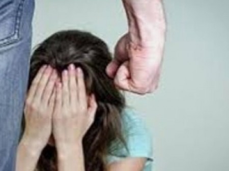 News Paparazzi: Төрсөн охиноо бүтэн жилийн турш хүчирхийлсэн этгээдийг цагдан хорьжээ