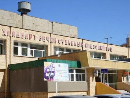 News Paparazzi:ХӨСҮТ- ийн удирдлагууд халдварын голомт буюу ажлын байран дээрээ архидан согтуурч шаардлага тавьсан цагдаагийн алба хаагчийг зодож танхайрсан хэрэг гарчээ.