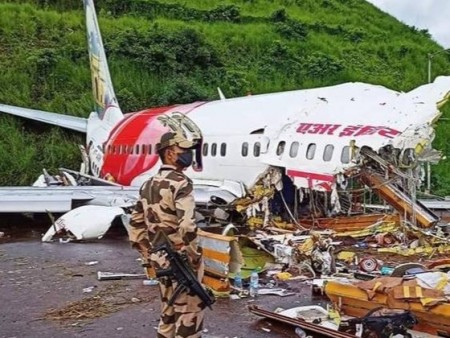 News Paparazzi:Энэтхэгийн өмнөд хэсгийн Керала мужид өчигдөр “Air India Express” нисэх онгоц осолдсоны улмаас 18 хүн амиа алдлаа.