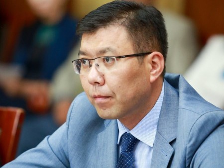 News paparazzi :100 хүнтэй төрийн өмчит компани шинэ жилээ 40 саяар хийсэн байх юм.