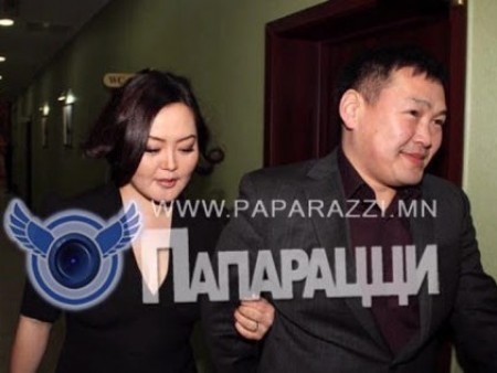 News paparazzi :ЖҮЖИГЧИН Г.УНДАРМАА НӨХӨРӨӨ ТАНИЛЦУУЛАВ
