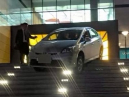 News Paparazzi:Явган хүний шатаар зорчсон жолоочийг 400 мянган төгрөгөөр торгожээ