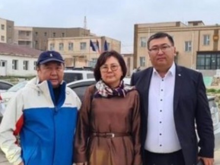 News Paparazzi: УИХ дахь Ардчилсан намын бүлгийнхэн АН-ын хоригдож буй гишүүдээ эргэлээ
