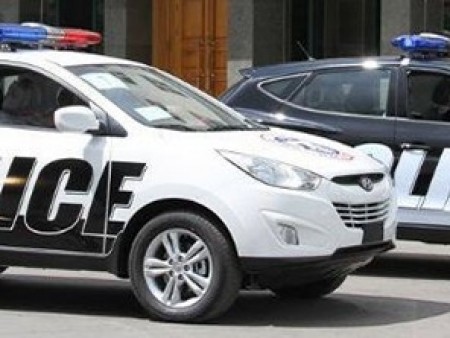 News Paparazzi:Залуус маргалдсаны улмаас нэгнийгээ авто машинаар мөргөж, гурван удаа дээгүүр нь гарчээ