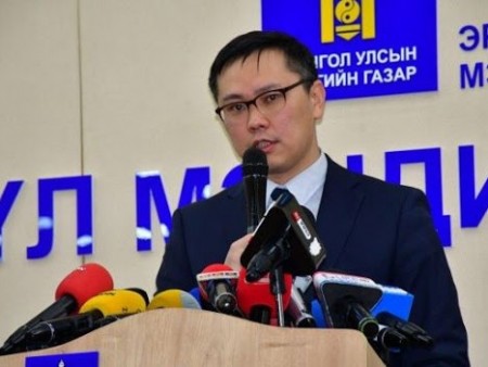 News paparazzi: ​Ерөнхий сайд Консулын газрын захирлыг загнажээ