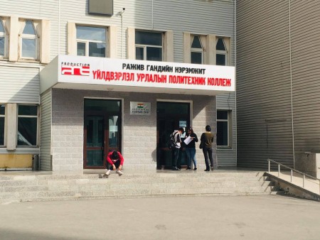 News paparazzi: Ражив Гандийн нэрэмжит сургуулийн оюутнууд маргалдаж нэгийгээ хутгалжээ