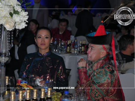 PHOTO PAPARAZZI :ХААНА Ч МОНГОЛ ТҮМНЭЭ ОГШООНО...