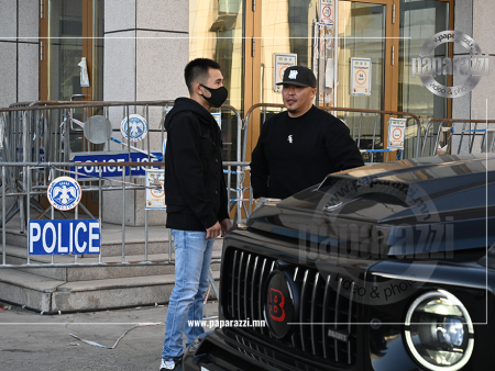 PHOTO PAPARAZZI :Н.Төгсцогт тусгаарлалтаас гарч, түүнийг Т.Ариунболд тосож авчээ