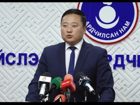 News paparazzi: П.Нүрзэд: МАН-ынхан цагдаагаар хамгаалуулж байгаад мөнгө тараасан