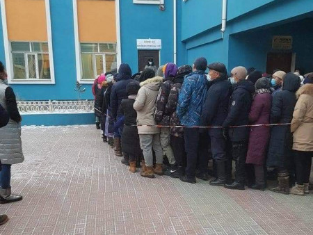 ШУУРХАЙ: НОК: Орон нутаг явах иргэдээс шинжилгээний цаг аваагүй, маргаашийн цаг авсан хүмүүс ирж бөөгнөрөл үүсгэж байна. Шинжилгээ авах ажил 10 өдөр үргэлжилнэ
