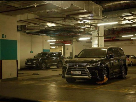 News paparazzi : Шангри-Ла буудал төлбөр төлөөгүй гэж Lexus 570-ын дугуйг түгжиж, эзэнд нь өгөхгүй байна гэв