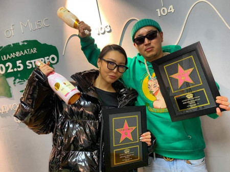 News Paparazzi : 102.5-аас радиогоос зохион байгуулдаг 