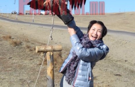 “ТА ҮНЭХЭЭР ХӨӨРХӨН” КИНОНЫ ЖҮЖИГЧИД МОНГОЛД НУУЦААР…