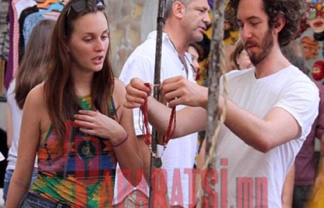 Лейтон Мистерийг амраг нь аварчээ