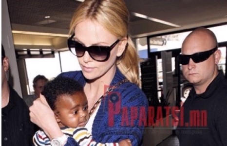 Шарлиз Тероны бяцхан хүүг харах уу?