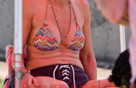 Шэрон Стоун наран шарлагын газарт хамаг бүхнээ л харууллаа