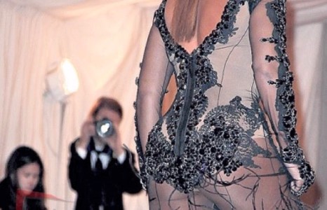 Бейонсе өгзөгөө харуулахын тулд  $300 мянгыг төлжээ