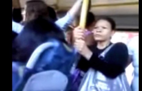 Энэ хүн юу хийгээд байна вэ?